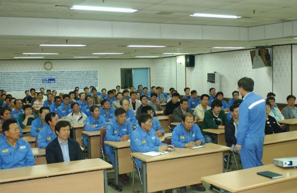 포스코 종합로재 전문회사 ㈜포스렉(사장 이상영)은 5월 10일 15시 30분부터 1시간 동안 본사 강당에서 이상영 사장과 기술직사원 100여명이 참석한 가운데 CEO와의 열린대화 시간을 가졌다.