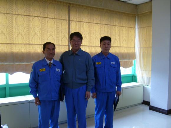 POSCO 종합로재 전문 계열 회사인 ㈜포스렉(사장 이상영)은 10월 11일 운영회의석상에서 업무프로세스 개선 및 QSS 활동을 통하여 회사의 매출액 증대와 원가절감에 기여한 생산기술팀 전제천 반장, STS정비과 김행범 반장, 제강정비1과 윤상원 반장에게 포상을 실시 하였다.