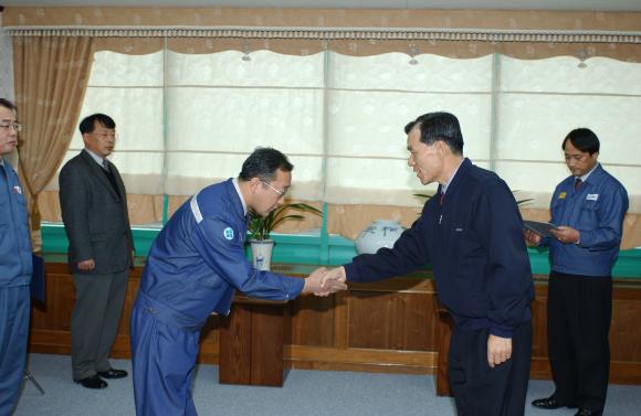 포스렉, 2003년도 유공부서 포상 포스렉(사장 황원철)은 12월 29일 본사 사장실에서 03년도 유공부서에 대한 포상식을 갖고, 한 해 동안 경영목표 달성을 위해 노력한 직원들을 격려했다.