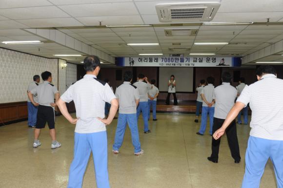 포스코 종합로재 전문 계열사인 ㈜포스렉 (사장 이상영)은 잘못된 식습관,  각종 스트레스, 운동부족 등으로 인한 직원들의 비만 및 성인병을 예방하고 건강을 관리할 수 있도록 하기 위하여, 지난 7월 20일 포항시 남구 보건소와 협의를 거쳐 “직원 허리 둘레 7080 만들기 교실 운영” 계획을 수립하여 8월 17일부터 본사 강당에서 실시하게되었다.