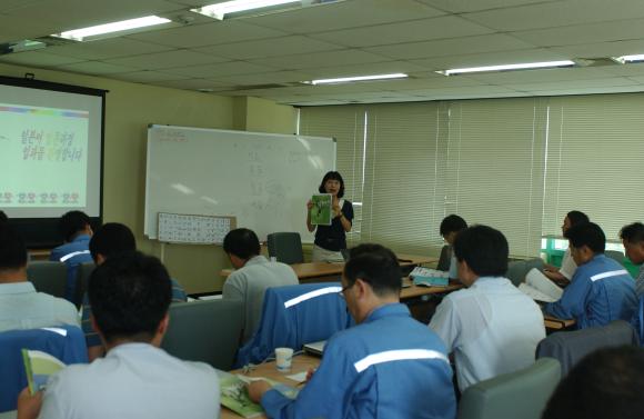 포스코 종합로재 전문 계열 회사인 포스렉(사장 황원철)은 8월22일부터 11월 21일까지 3개월 동안 사내에서 사외 강사를 초빙하여 일본어 강의를 실시하게 되었다.