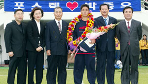 포스렉 광양협력본부가 전남드래곤즈 축구간의 박종우 선수(왼쪽에서 네번째)와 10월 19일 광양 전용구장에서 자매결연식을 가졌다.