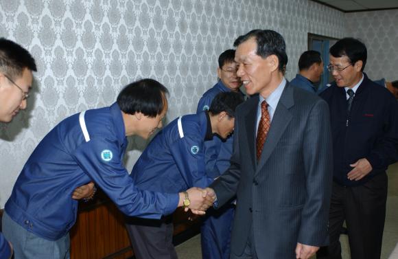 포스렉, 2004년 시무식 형식과 격식 파괴 유연한 행사 진행 눈길 포스렉(사장 황원철)은 1월 2일 본사 강당에서 갑신년 시무식과 신년하례식을 갖고 희망찬 새해를 시작하였다.