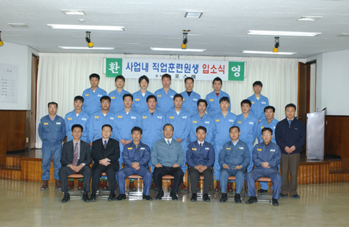 상반기에 이어 두번째, 15명 6개월 과정 포스코 종합 로재 전문 계열회사인 포스렉(사장 황원철)이 12월 6일부터 2005년 6월 5일까지 6개월간 사내 직업훈련원에서 로재정비직 양성을 위한 직업훈련을 실시한다.