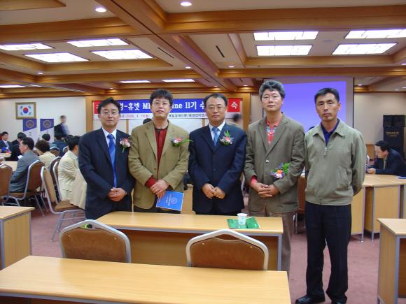 포스코 종합로재 전문 계열회사인 포스렉(사장 황원철)은 지난 4월 15일(토) 매일경제/매경인터넷/휴넷이 주관하는 매경-휴넷 MBA Online 11기(포스렉 1기) 과정에 직원 7명이 우수한 성적으로 수료하였다. 영예의 수료자는 6시그마팀 김병수 팀장, 행정지원팀 서상국 팀장, 인력개발팀 안규열 팀장, 국내영업팀 김규한 과장, 마그소재환경팀 박기범 차장, 포항노재정비기술팀 손정호 과장, 광양노재정비기술팀 김경철 차장이다. 