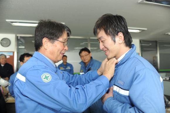 포스코 종합로재 전문 그룹사인 (주)포스렉(사장 이상영)은 세계 경제위기에 따른 어려운 경영환경 극복과 희망찬 새 출발을 다짐하며, 1월 2일 기축년 새해를 시작하는 시무를 실시하였다. '></p><p>&nbsp;</p><p><span style=