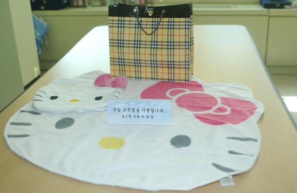 포스코 종합로재 전문그룹사인 ㈜포스렉 (사장 이상영)은 11월 12일 직원자녀 중 수능 수험생 73명에게 수능 고득점을 기원하면서 격력품을 전달하였다.