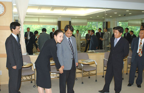 고객접점부서 직원 대상, 친절 서비스 마인드 습득 / 포스코 내화물 전문 계열회사인 포스렉(사장 황원철)이 8월 26일부터 9월 10일까지 인재개발원에서 고객접점부서 직원 및 팀장급을 대상으로 한 비즈니스 매너교육을 실시했다.