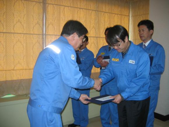 포스코 종합로재 전문 계열회사인 ㈜포스렉 (사장 이상영)은 12월 10일 운영회의석상에서 우수한 실적으로 회사를 빛낸 직원 및 그룹에 대한 포상을 실시