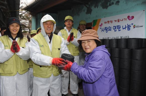 포스코 종합로재 전문 그룹사인 ㈜포스렉(사장 이상영)은 매월 3째 주 토요일을“포스렉 나누미의 날”로 지정하여 지역사회에 다양한 봉사활동을 전개하고 있는데, 12월 20일에는 회사 인근마을인 청림동의 기초 수급자들에게 연탄을 배달하여 훈훈한 정을 나누었다.