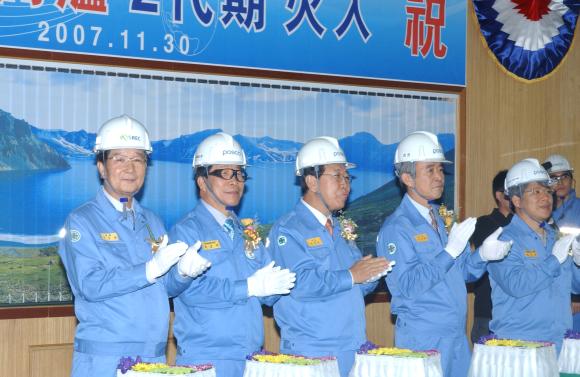 POSCO 종합로재 전문 계열회사인 ㈜포스렉 (사장 이상영)은 11월 30일 광양 3고로 현장에서 개최된 광양 3고로 1차 개수 공사 화입식에서 철저한 시공 및 공사 품질관리를 통해 광양 3고로 1차 개수 공기 단축에 크게 기여한 공로로 이구택 회장으로부터 직접 인센티브 지급 증서를 수상하였다.