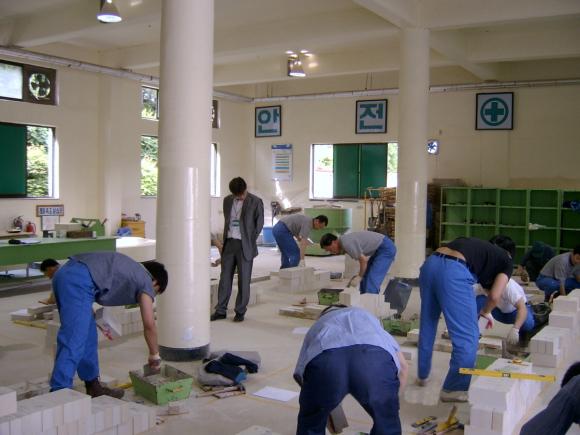 포스코 종합로재 전문 계열회사인 포스렉(사장 황원철)은 사내직업훈련원에서 직훈교육을 받은 23기생 26명이 축로기능사 국가자격시험에서 사내직업훈련원 운영한 후 최초로 100% 전원 합격하는 경사가 났다.