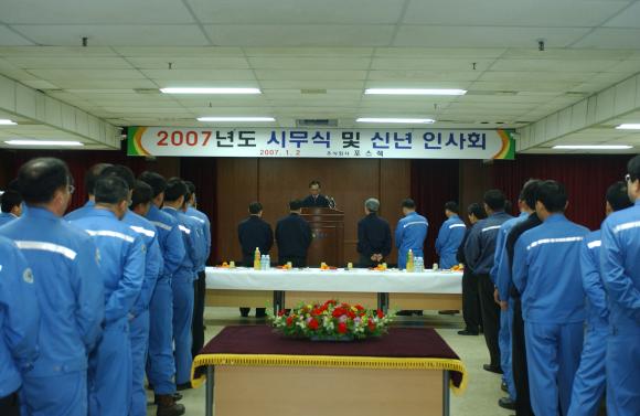 POSCO 종합로재 전문 계열회사인 ㈜포스렉(사장 황원철)은 1월 2일 오전 9시 본사 강당에서 2007년 정해년 시무식 및 신년 인사회를 실시하였다.