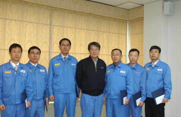 포스코 종합로재 전문 계열회사인 ㈜포스렉 (사장 이상영)은 1월 14일 운영회의 석상에서‘07년 3010 활동 우수 단체 및 개인상과 우수 나누미 개인상에 대한 포상을 실시 하였다.