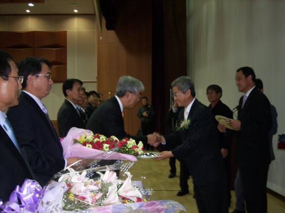 POSCO 종합로재 전문계열회사인 ㈜포스렉은 11월 24일 경상북도 중소기업종합지원센터에서 경상북도가 주관하는2006년 경상북도 에너지절약대상 시상식에 우수 사업장으로 인정받아 경상북도지사로부터 우수상을 수상하였다.