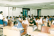 대중국 관련 국제비지니스 전문역량 배양 포스렉 임직원들의 중국 배우기 열기가 후끈 달아오르고 있어 최근 개설한 중국어 회화반은 당초 계획보다 1개반을 늘려 운영할 정도로 인기다.