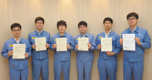 최근 미국석유협회가 주관한 내화물 분야 전문자격증(API936) 시험을 통과한 포스코켐텍 직원들.