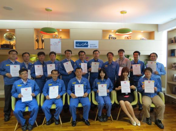 포스코켐텍 직원들이 윤리경영의 일환인 검소하고 실속있는 작은 결혼식 참여를 서약하고 있다.