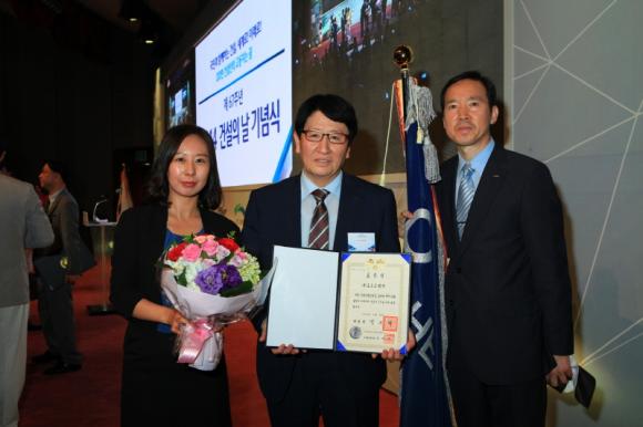 포스코켐텍이 18일 건설회관에서 열린 건설의 날 기념식에서 대통령 표창을 수상했다.