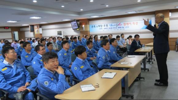 포스코켐텍이 개최한 임직원 강연에서 손욱 전 농심회장이 행복한 일터 만들기를 주제로 강연하고 있다.
