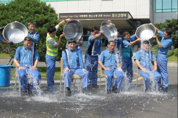 포스코켐텍 조봉래 대표이사가 지난 5일 오후 노조위원장들과 함께 아이스버킷 챌린지에 동참했다. 왼쪽부터 이정형 제조 노조위원장, 조봉래 포스코켐텍 사장, 김진영 노경협의회 대표, 신인섭 정비노조 위원장.