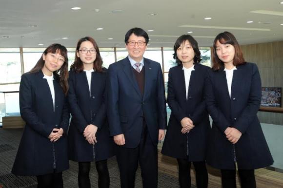 포스코켐텍 여자 프로바둑팀이 2015 한국여자프로바둑리그 참가를 앞두고 조봉래 사장과 출정 의지를 다지고 있다. (사진 왼쪽부터 조혜연 9단, 김채영 2단, 조봉래 사장, 이영신 감독, 김은선 4단)