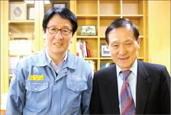 조봉래(왼쪽) 사장과 제갈정웅 편집인이 대담을 나눈뒤 나란히 기념촬영을 했다.