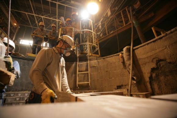 포스코켐텍 직업훈련생들이 포항제철소 내에서 축로기능 현장 실습교육을 받고 있다.