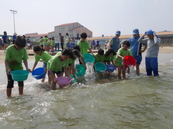 포스코켐텍이 12일 오후, 지역 어린이를 대상으로 푸른꿈 환경학교를 개최했다. 참가 어린이들이 영일만 살리기를 위해 치어를 방류하는 모습.