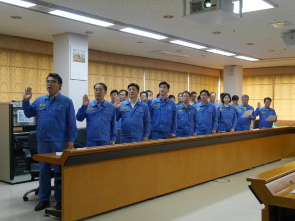 갑질 근절 혁신에 나선 포스코켐텍이 18일 오전 상호협력을 통한 시너지 창출을 다짐하며 갑질 예방 서약 행사를 가졌다. 임원과 직책보임자들이 서약하고 있는 모습.