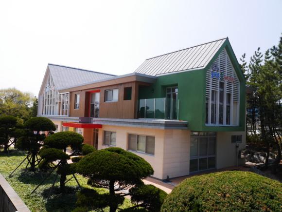 포스코켐텍이 직원들이 육아부담을 덜고 업무에 몰입할 수 있도록 운영하고 있는 늘푸른솔 어린이집 모습. 사방으로 뚫린 넓은 유리창을 통해 회사 정원과 푸른 솔밭이 한눈에 들어오는 자연친화적 공간이다.