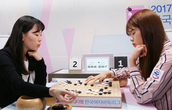 포스코켐텍 주장 김채영 3단(왼쪽)이 동생 김다영 초단(오른쪽)을 맞아 중요한 승리를 거뒀다.