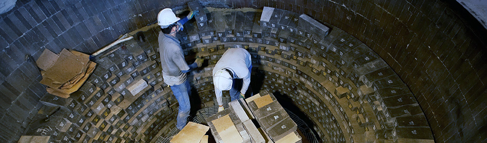 제철소의 용광로(고로) 내부를 보수하는 작업 현장