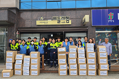 독거노인 대상 생명의 빵 나눔 참여자 단체 사진