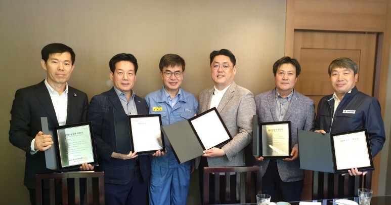 포스코케미칼 우수공급사 간담회를 실시하고 우수공급사 인증서를 들고 기념사진을 촬영했어요.