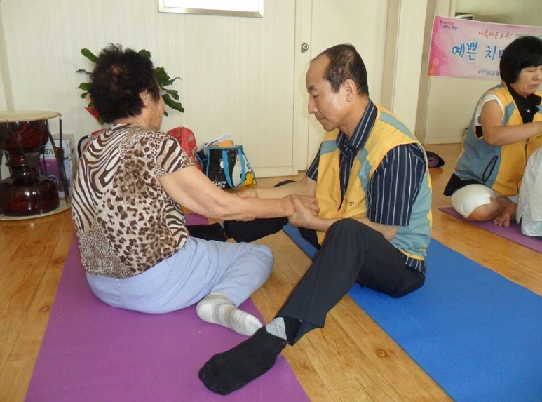 포스코케미칼 이영우 사원은 현재 포항의료원의 호스피스 병동과 노인복지센터에서 스포츠마사지를 통해 재능기부 활동을 펼치고 있습니다.