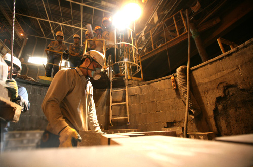 포스코케미칼 직업훈련생들이 포항제철소 내에서 축로기능 현장 실습교육을 받고 있다.