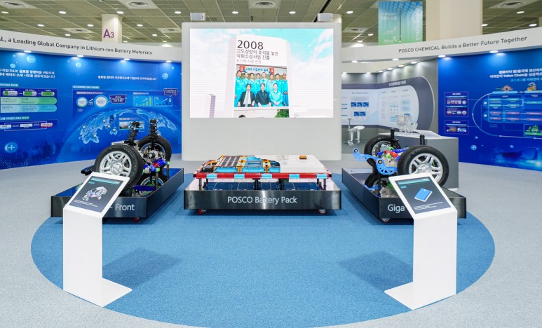 포스코케미칼 부스에 전시된 포스코그룹 친환경 모빌리티 브랜드인 e-Autopos 제품 모습