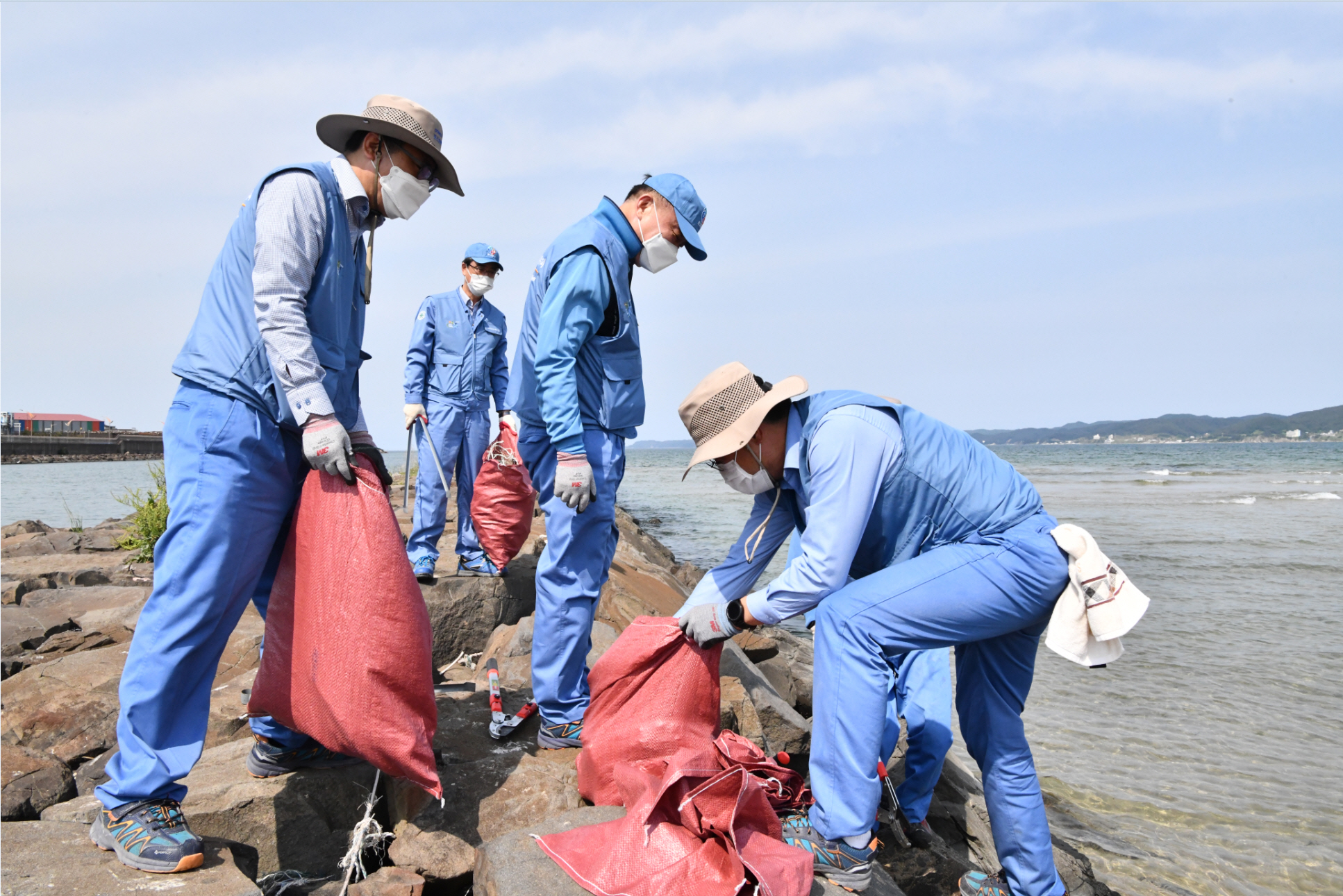 포스코케미칼 민경준 사장(가운데)을 비롯한 임직원들이 포항 청림동 해변에서 폐기물 수거 봉사활동을 하고 있다.
