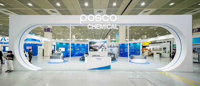 인터배터리 2021에 참가한 포스코케미칼 전시 부스 모습