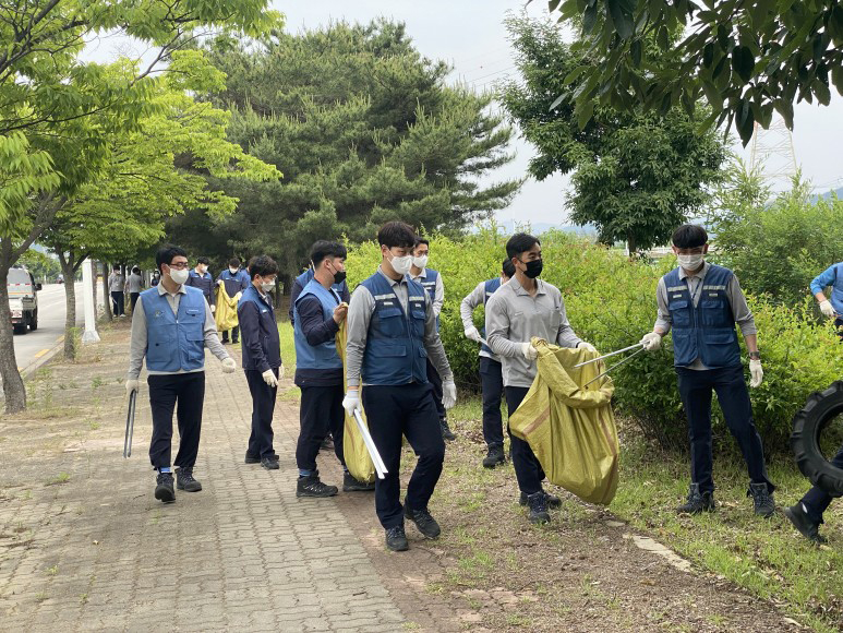 에코프플로킹이라는 주제로 거리를 걸으며 환경정화활동에 참여한 모습