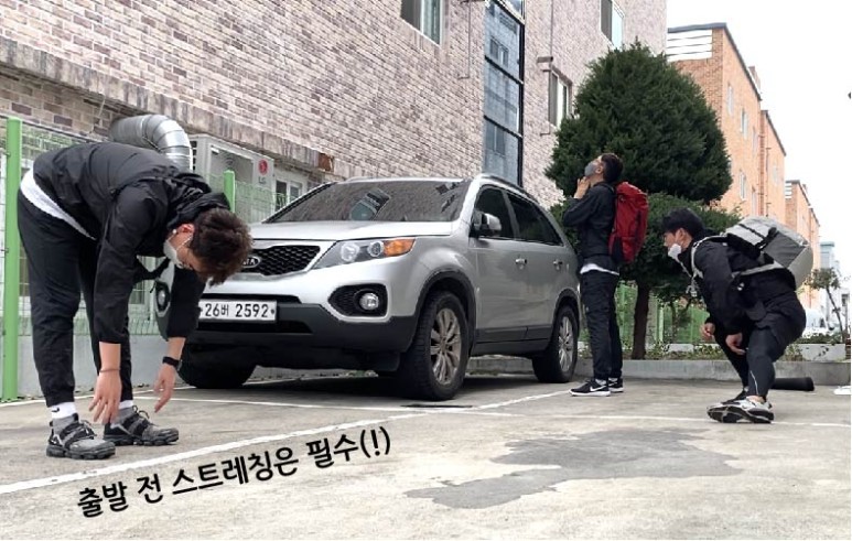 윤재원 사원과 동료들이 다같이 출발 전 스트레칭을 하는 모습