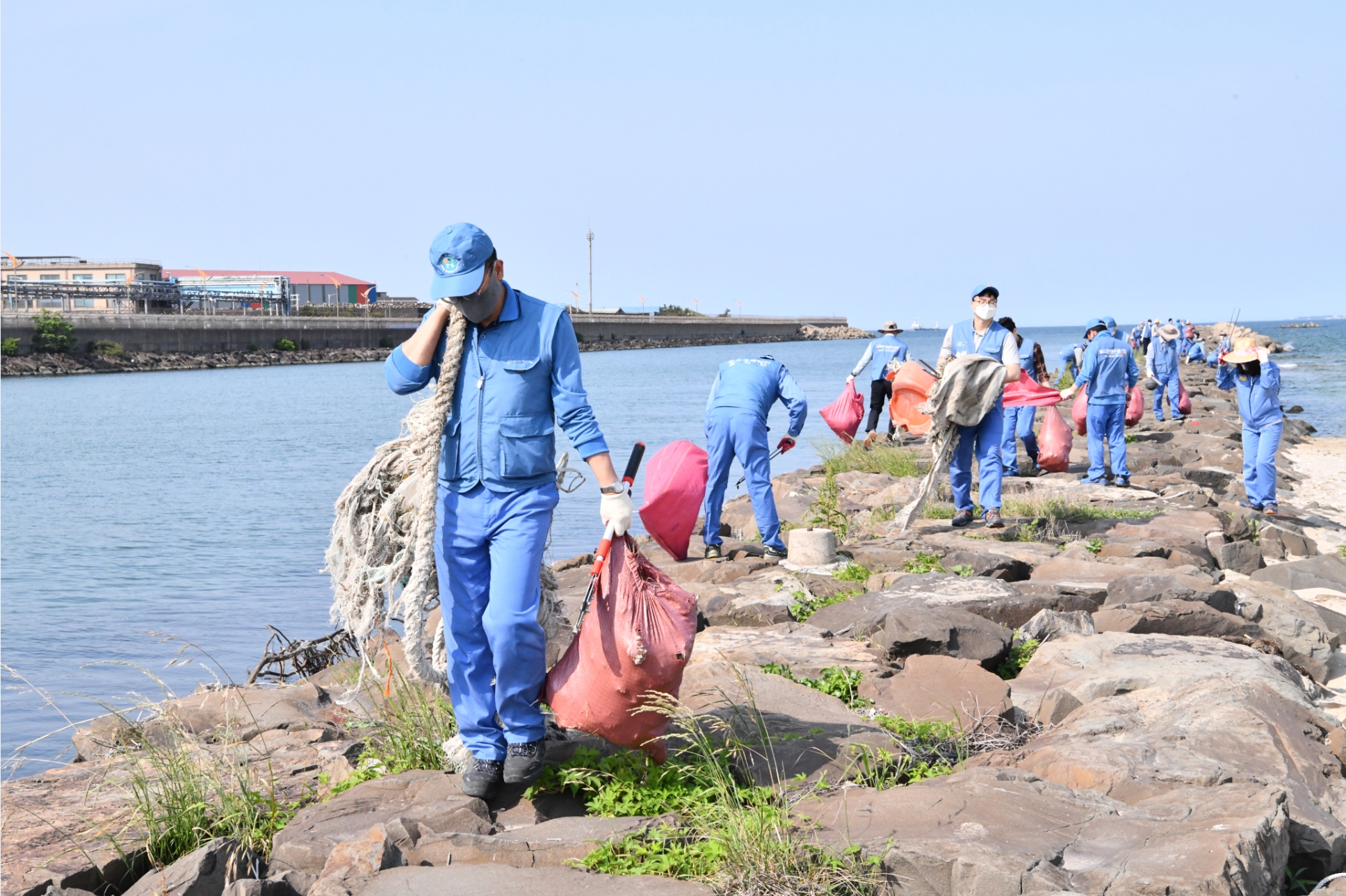 포스코케미칼 임직원들이 포항 청림동 해변에서 폐기물 수거 봉사활동을 하고 있다.