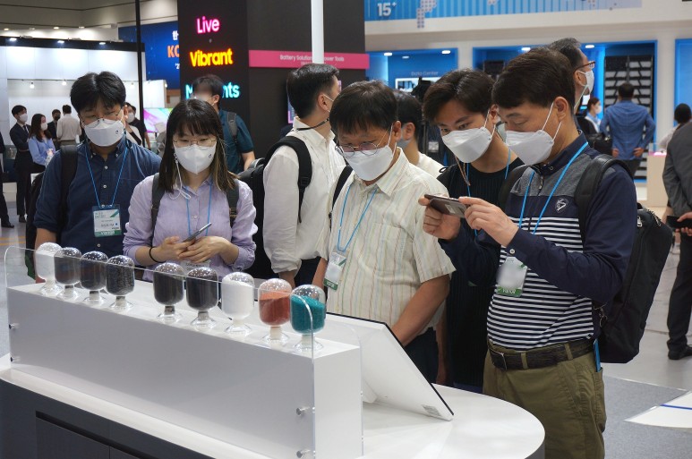 포스코케미칼 부스를 찾은 방문객들이 양&middot;음극재 제품을 살펴보고 있다.