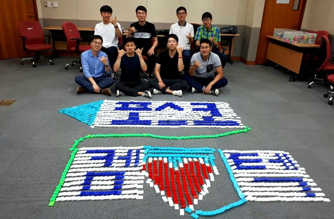 신입사원 입문 교육기간 중 도미노 작품 만들기 활동 사진