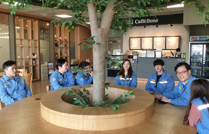 식후 직원들이 카페베네에서 커피타임을 즐기는 모습