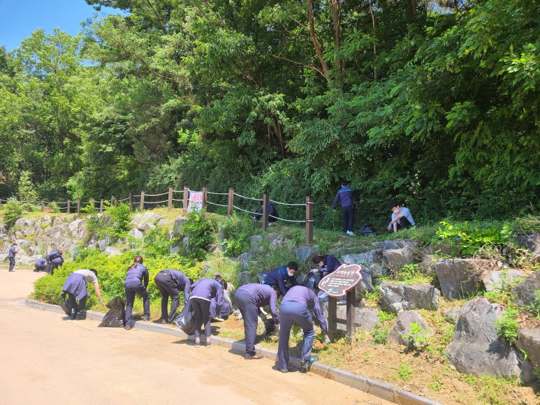 소정초등학교 주변 환경정화활동에 참여한 모습