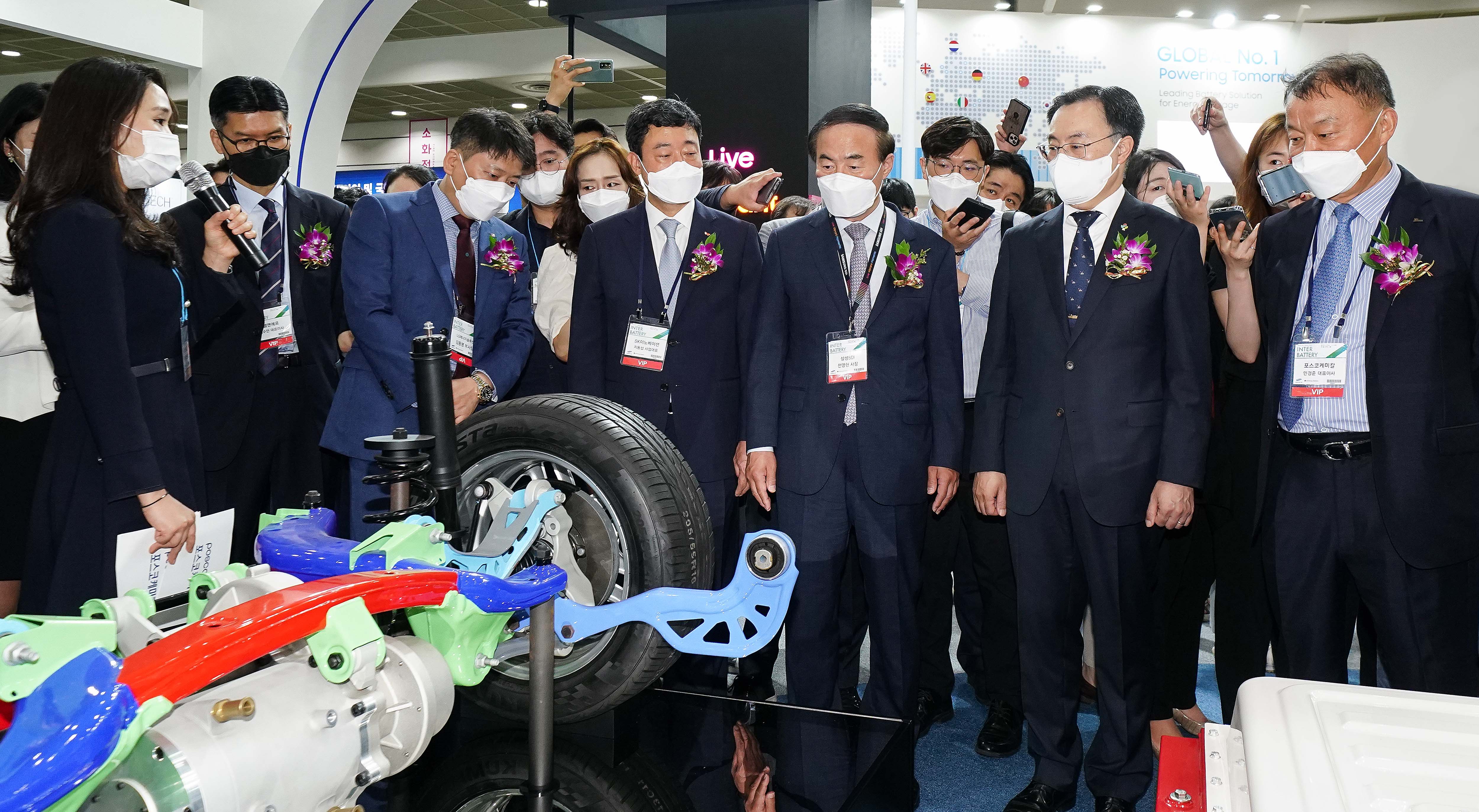 포스코케미칼 전시 부스에 방문해 포스코그룹의 친환경 모빌리티 브랜드인 e-Autopos 전시물을 관람하는 모습. 사진 오른쪽부터 포스코케미칼 민경준 대표이사, 산업통상자원부 문승욱 장관, 삼성SDI 전영현 대표이사, SK이노베이션 지동섭 배터리 사업대표, LG에너지솔루션 김동명 부사장 순