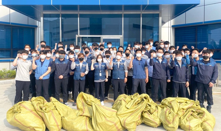 에코프플로킹이라는 주제로 거리를 걸으며 환경정화활동에 참여한 모습