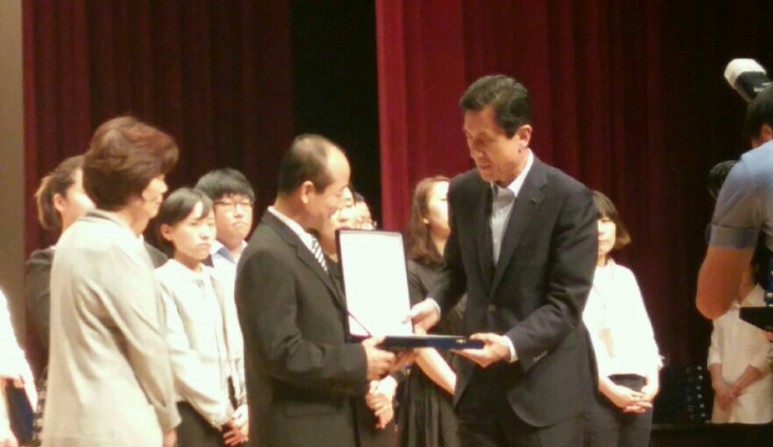 포항시장 표창패를 수상한 이영우 사원